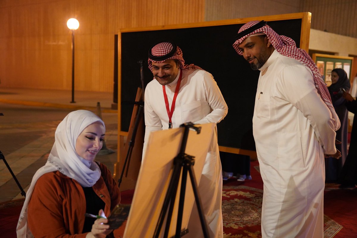 KFUPM_DBEC's tweet photo. مشروع فَذّ وفنانيهم متواجدين معانا في #عمَروها !❤️🤍

تقدرون تشاهدون الرسم الحر👩🏻‍🎨🎨
وفي فرصه لحصولكم لرسمه شخصيه منهم!🤩
شاركونا يومين الخميس والجمعه للمزيد من الابداع🫡🌟.

#kfupm #الشرقية_تبدع https://t.co/4Q4kwxnPZK