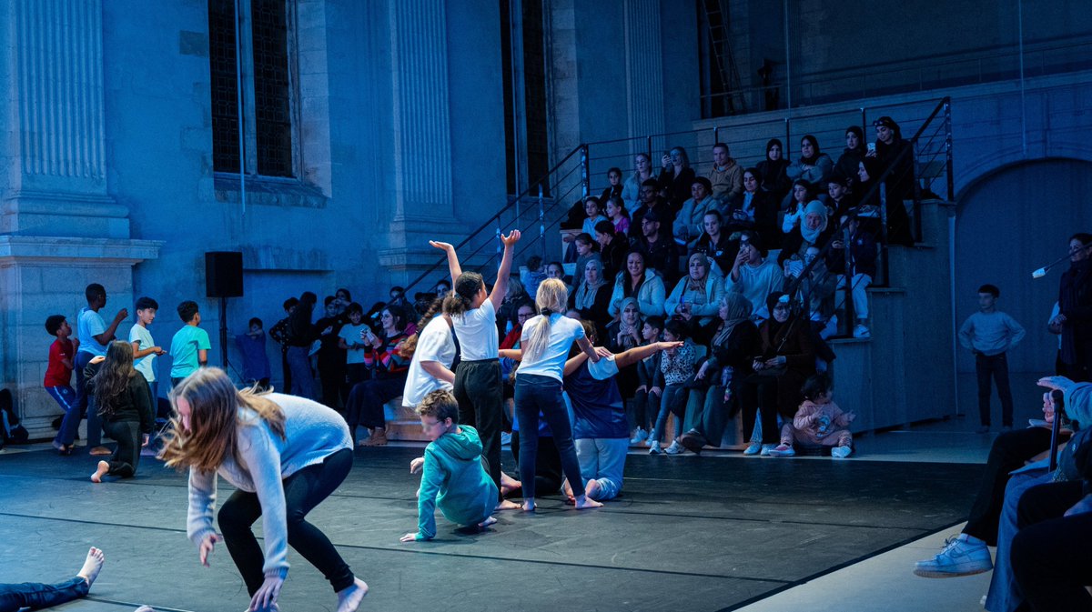 🎭 Laissez place ! ✨

Ce vendredi 15 novembre, les élèves de l'école élémentaire Les Grandes Varennes ont présenté leur incroyable restitution au CCN La Rochelle, dans la magnifique Chapelle Fromentin. 💃🕺