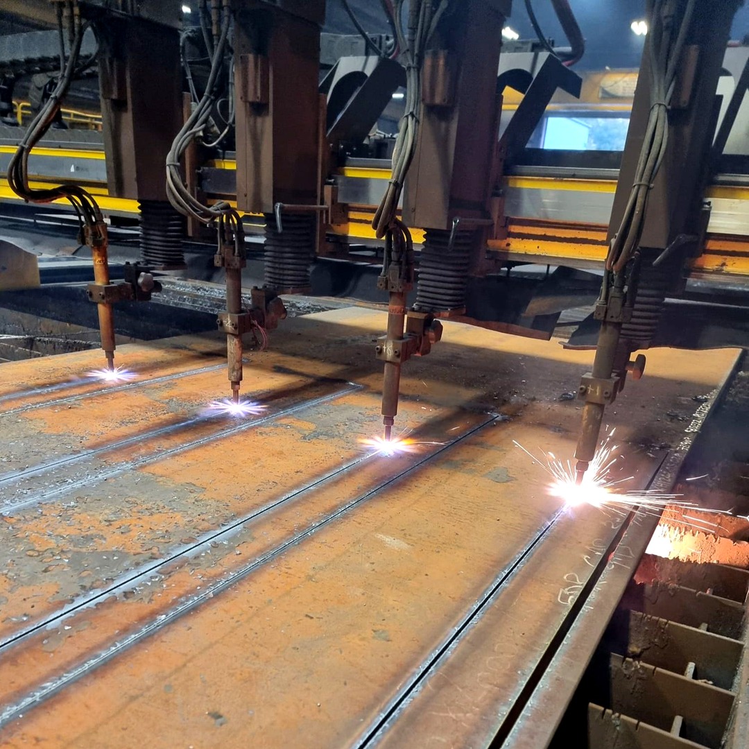 Shafton_Steel's tweet photo. Cutting 2340mm long, 125mm wide, and 65mm thick strips with 4 flame torches running simultaneously! π₯ High efficiency, flawless results.
#PrecisionCutting #FlameCutting #ManufacturingExcellence #TechInAction https://t.co/PE747X7ysa