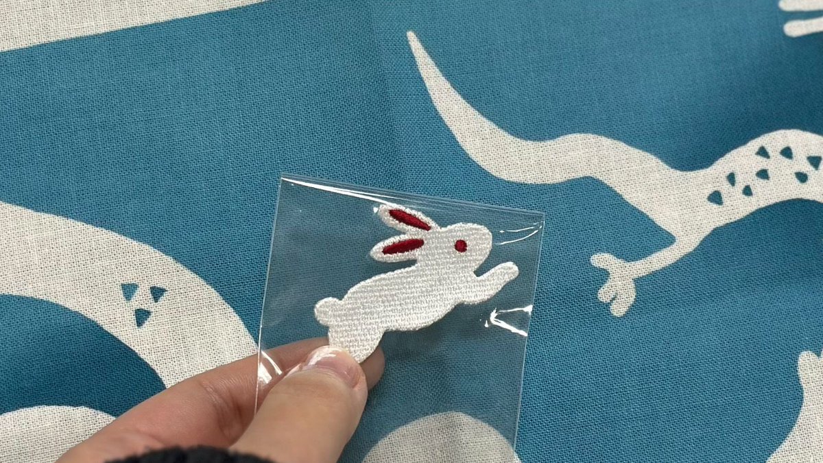 KAMAWANU_PR's tweet photo. 【#拡散希望】

うさぎ、逃げ出す...

十二支が駆け巡る「めぐり十二支」手ぬぐいのデザインから、うさぎが抜け出していることが販売直前に発覚しまして、

社内協議の結果、
うさちゃんワッペン付きで販売することになりました🐇

1430円です。
どうぞよろしくお願いします。
https://t.co/iBqUsRnyu8 https://t.co/FT375zOAu2