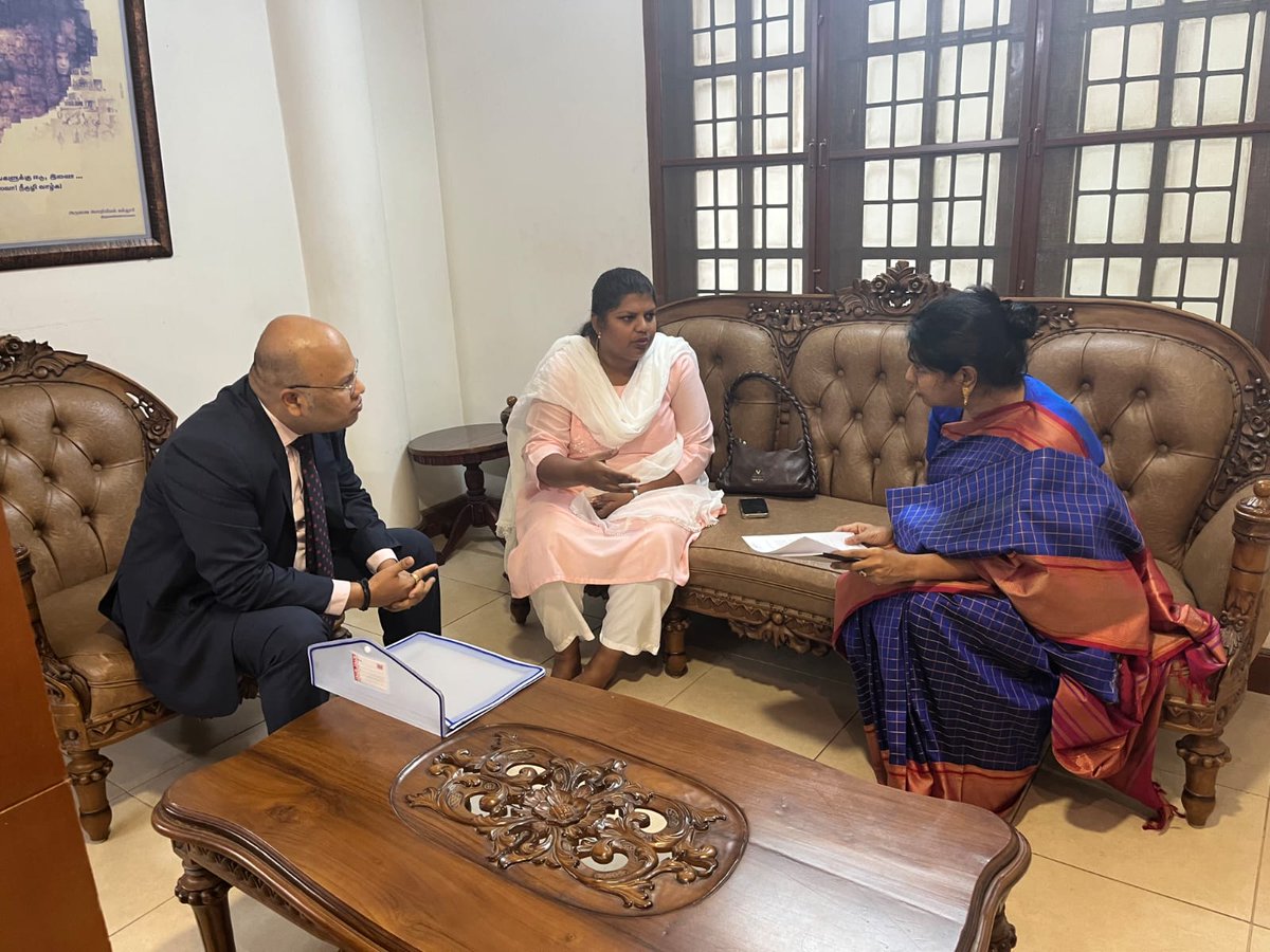 rochennai_cwc's tweet image. Sh. Rahul N. Gaikwad (CWC RM, CNI) &amp;amp; Smt. Jacintha Lazarus (ED FCI) met MP Smt. Kanimozhi Karunanidhi at her office today (21.11.24) #TamilNaduDevelopment #SupportFarmers #LogisticsRevolution #FoodSecurity #SustainableStorage
@cwc_warehouse
@fooddeptgoi
@KanimozhiDMK