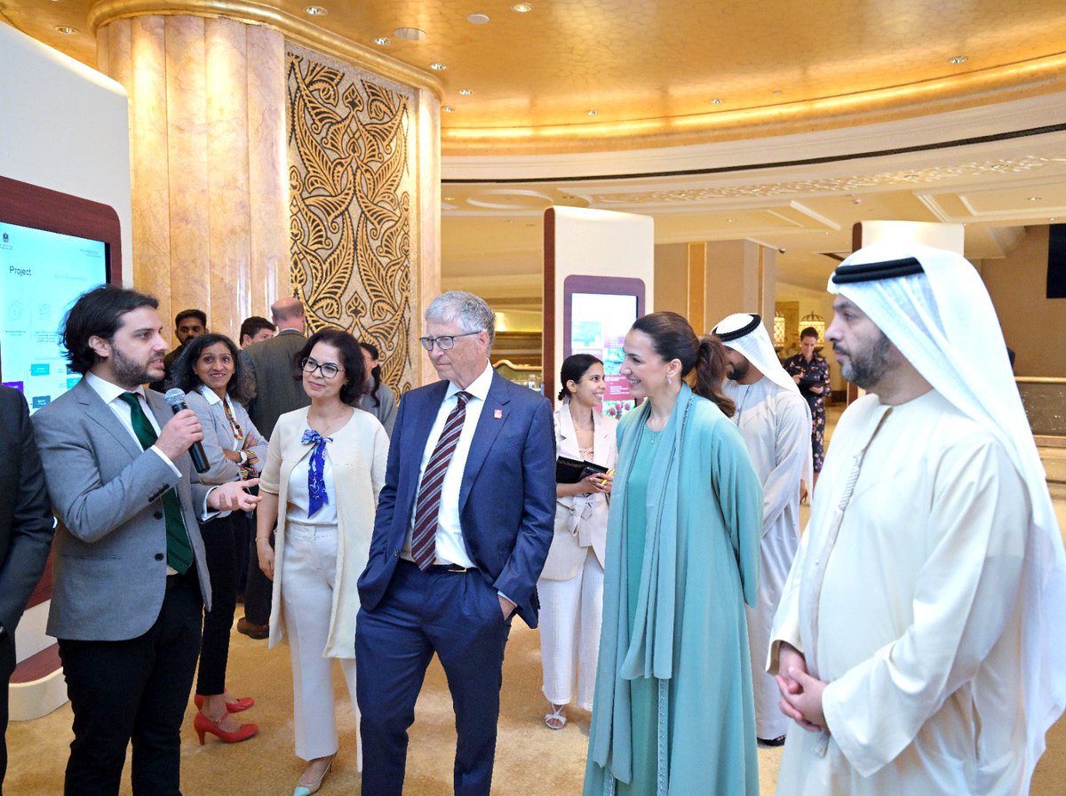 كان من دواعي سروري استضافة بيل غيتس لمشاركة أحدث المستجدات حول مبادراتنا بعد عام من الإعلان عن الشراكة بين دولة الإمارات ومؤسسة بيل وميليندا غيتس في مجال الابتكار الزراعي خلال COP28. كما سعدت بانضمام معالي فيصل البناي، الأمين العام لمجلس أبحاث التكنولوجيا المتقدمة ومستشار رئيس
