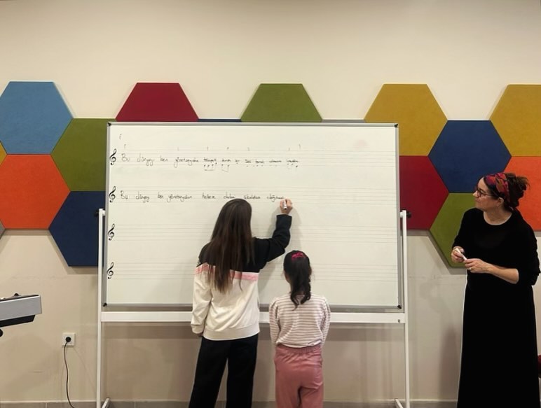 rednoteensemble's tweet image. "A Children’s Guide to Anarchy" is international! 🌍
A fantastic few days with @attafestival supporting local children begin their journey to develop their very own Istanbul version of "A Children’s Guide to Anarchy". Watch this space! ✨