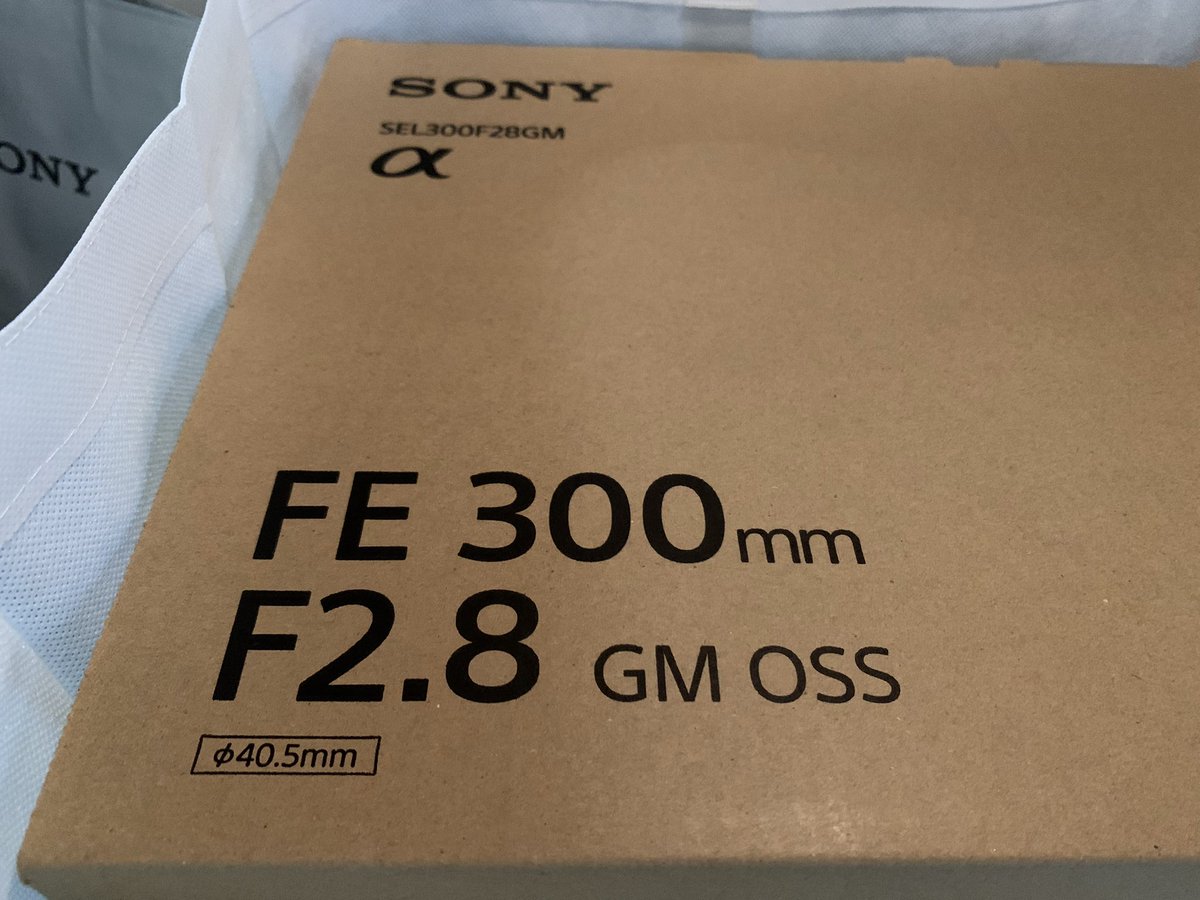 ocean_stream's tweet photo. 買ってしまった・・
大丈夫か？俺！
＃SONY
＃E-MOUNT
＃FE300F2.8GM OSS
＃アルファホビー部 https://t.co/2AXHjR7Xfo