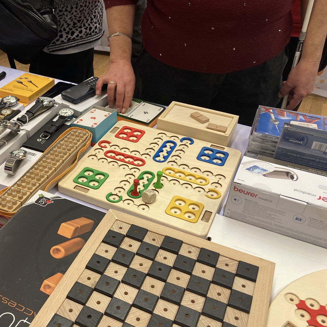 Wer die Wahl hat, hat die Qual:
Die #Hilfsmittelausstellung im ABSV offeriert eine große Auswahl an sprechenden Uhren sowie Gesellschaftsspielen, Spielkarten und Glückwunschkarten mit #braille - perfekte Ideen für #Weihnachten
#Hilfsmittel #blind #sehbehindert #barrierefrei