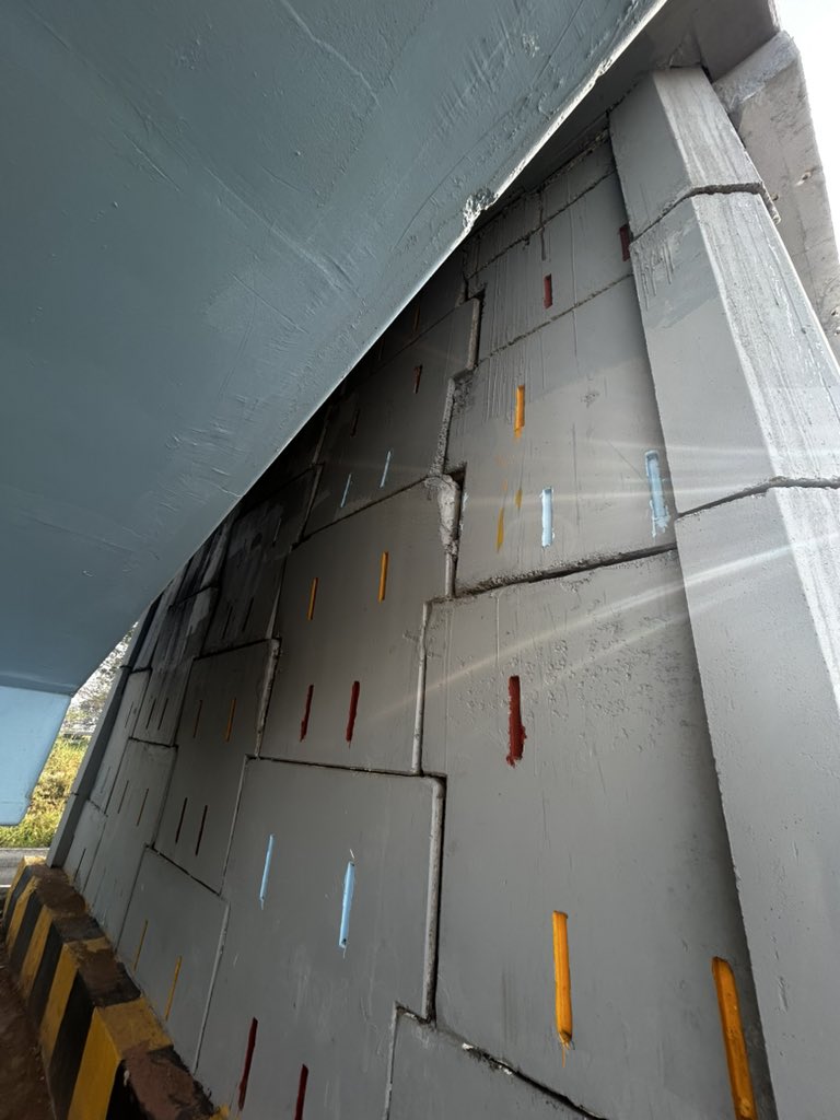 Frustrated_Mate's tweet photo. @sanghaviharsh Sir, look at the condition of the newly constructed bridge over the Indian railway at Kudsad. The RE wall panel has shifted from its original position, making it very dangerous for public movement.
@CMOGuj https://t.co/EbmihwItVV