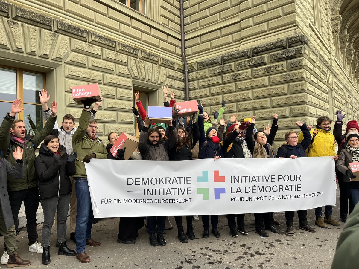 Soeben ist die #Demokratie-Initiative eingereicht worden! 🎉 Wir gratulieren <a href="/AVierviertel/">Aktion Vierviertel</a>! 
hr.ch war dabei &amp; unterstützt das Anliegen für ein modernes Bürgerrecht ➡️ humanrights.ch/de/news/buerge…