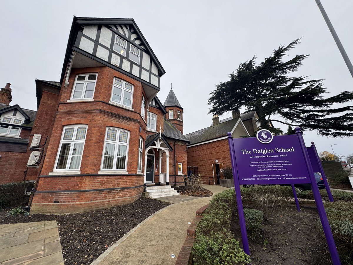 Is this not one of then coolest entrances you’ve ever seen to a school!

Today I’m in North London ✅