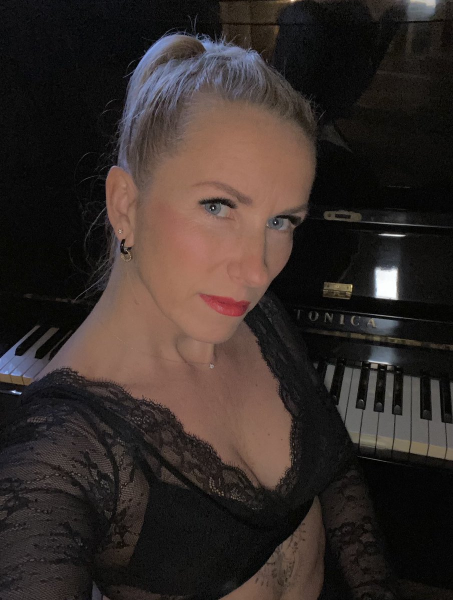 Wer spielt denn heute das Klavier für mich? 💋🔥@domizildergraefin #mistressmarlene #mistress #domina #bizarrlady #dominated #dominatrix #fetisch #dominastudio #bdsm #bdsmgirl #femdom #goddess #weiblichedominanz #bdsmcommunity #bdsmlifestyle #blondebizarre #blondedomina