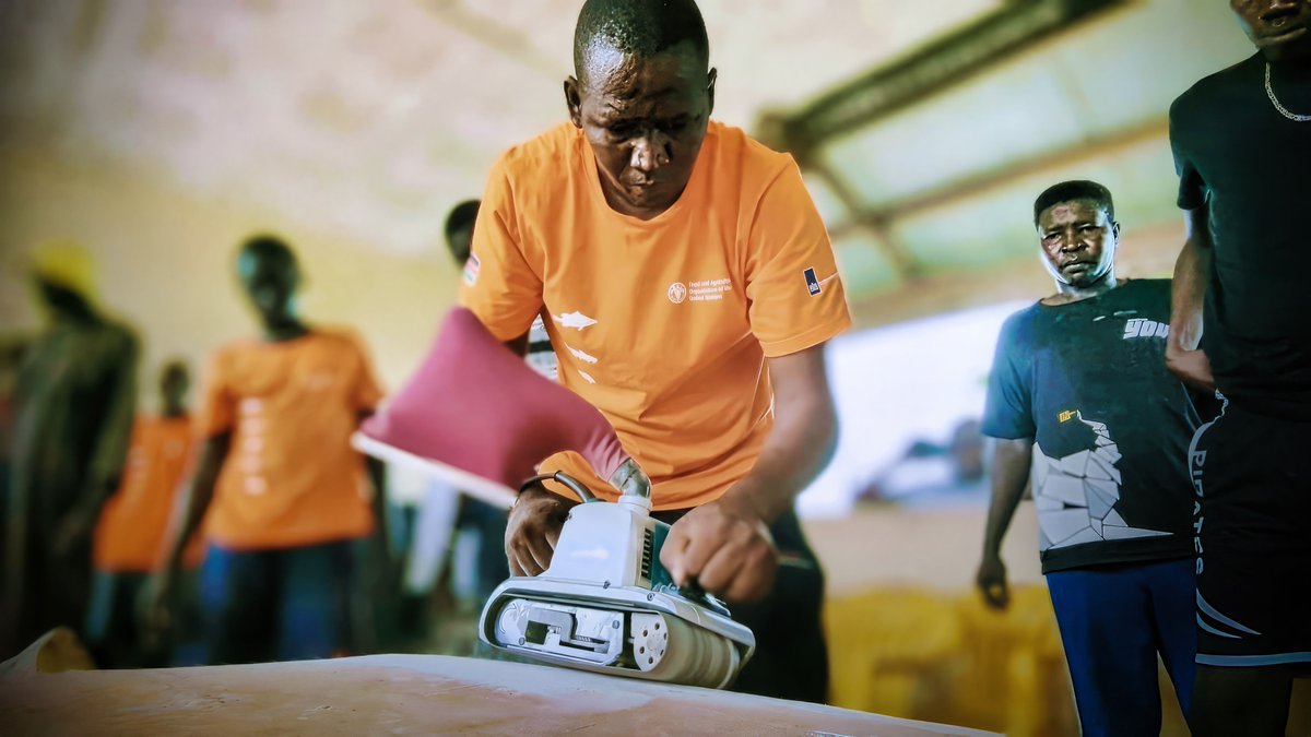 🌊 In South Sudan, @FAOFish is helping local fishers craft lighter, longer-lasting canoes.

The impact:
🔹 Less deforestation
🔹 Safer fishing
🔹 Stronger local economy

Read more 👉 buff.ly/4fNwDvm 

#WorldFisheriesDay