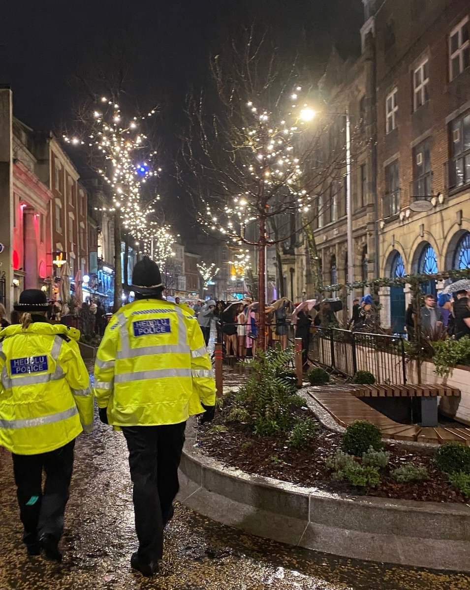 EmmaUniCop's tweet image. Heading out today to celebrate #BeaujolaisDay? 🍷 
In #Swansea, we’ll have teams out &amp;amp; about working to keep you safe. Among them will be our officers, Sja &amp;amp; volunteers at the #HelpPoint, opening  from 8pm. 
As always, we’d urge everyone to enjoy but be sensible. #saferstudents