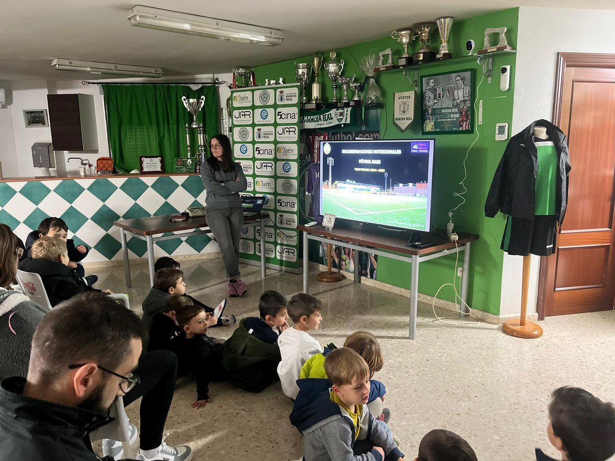 🔈🔈ACTIVIDAD COMPLEMENTARIA DE NUTRICIÓN🔈🔈

Nuestros pequeños de categoría Bebe y Prebenjamin comienzan los talleres de actividad complementarias junto a sus familias para su formación con respecto a temas de Nutrición saludable

La formación es nuestra prioridad💚