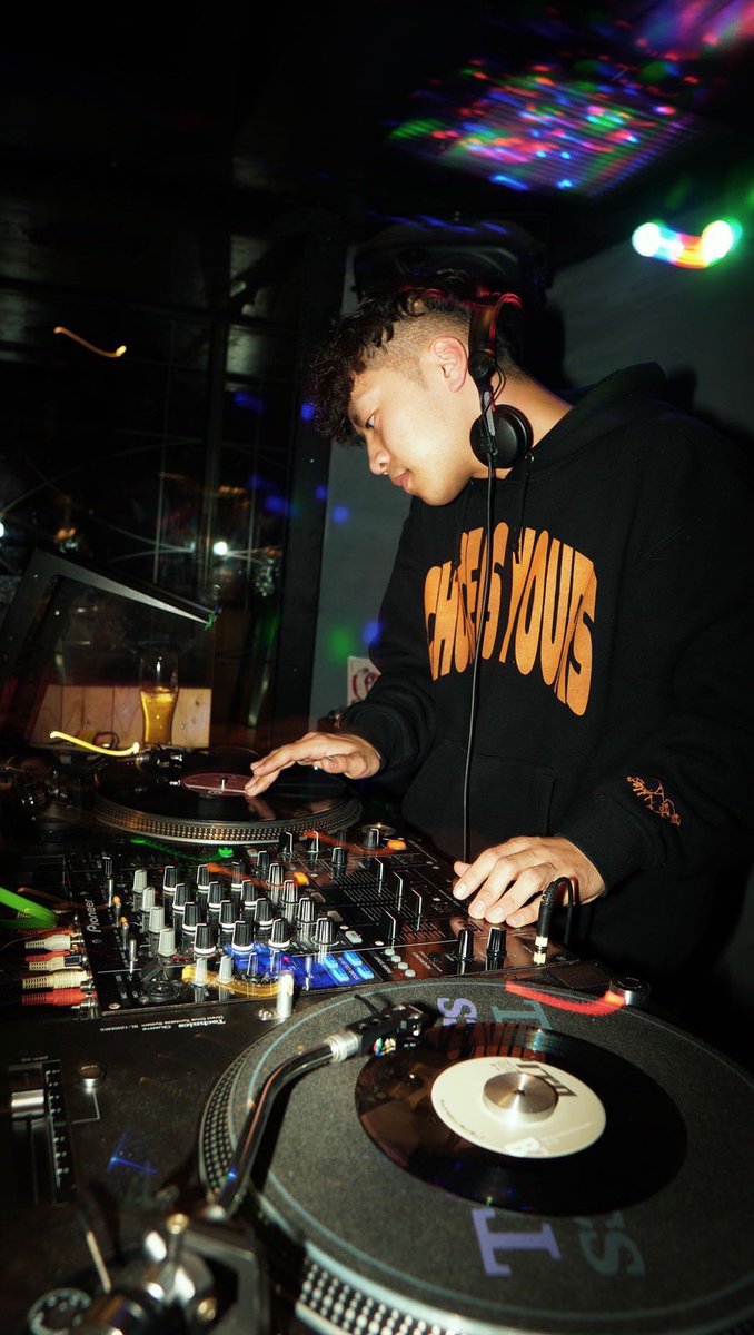 Resonance レゾナンス (@resonance_hbb) on Twitter photo 【酒宴 演者紹介⑩】
cHiLLy
大阪のイベントには欠かせないこのDJもイベントを盛り上げます!
チケットlink. 🔻
noroshi.zaiko.io/item/366866 【酒宴 演者紹介⑩】
cHiLLy
大阪のイベントには欠かせないこのDJもイベントを盛り上げます!
チケットlink. 🔻
noroshi.zaiko.io/item/366866