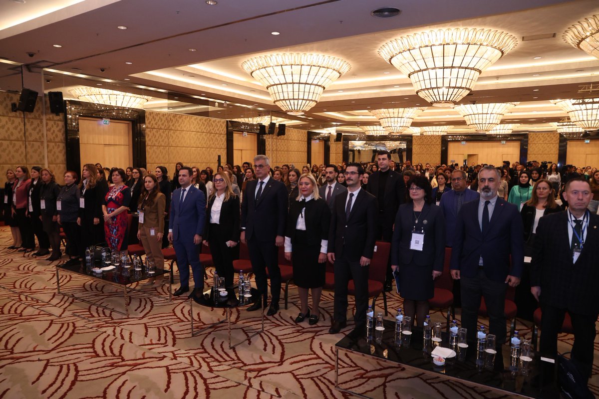 Sağlık Bakanımız Prof. Dr. Kemal Memişoğlu, Anadolu Ebeler Derneği Kongresinde konuştu:

“Ebelik; çok kutsal, özel, duygusal ve adanmışlık gerektiren bir meslektir. Doğum, ebenin yönettiği bir süreçtir. Sizlerden yüzde 50’nin üzerinde olan sezaryen oranını yüzde 20’nin altına