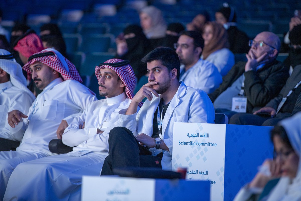 واستعرض المتحدثون في  #مؤتمر_القصيم_الدولي_للجراحة أحدث المستجدات في علاج الغدة الدرقية، وأهم ابتكار التقنيات المتطورة لتحديد موقع الأورام في حالات سرطان الثدي.