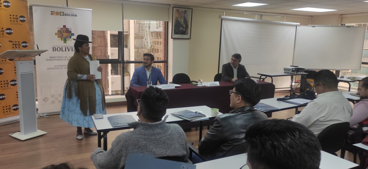 ViceIgualdadOp's tweet photo. Como parte del trabajo en la prevención y lucha conra la violencia de género, junto a la EGPP y la UNFPA llevamos adelante el curso “Masculinidades Diversas y Plurales”; ayer, 31 servidores públicos recibieron sus certificados.

Leer la nota 👉 https://t.co/T1ezzvOMgJ https://t.co/1j14ZXj0Mm