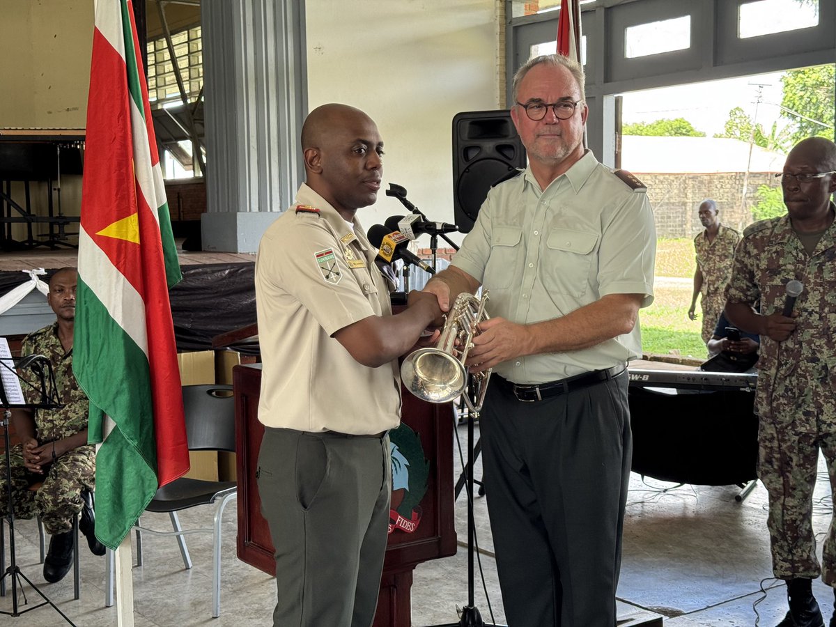 mindefsuriname's tweet photo. Op dinsdag 19 november jl. heeft de Militaire Kapel Suriname (MKS) muziekinstrumenten ter waarde van rond de 18.000 euro ontvangen vanuit Nederland. Het gaat onder andere een drumstel, pauken set, buisklokken en bugels. https://t.co/Ujdnub5JlN