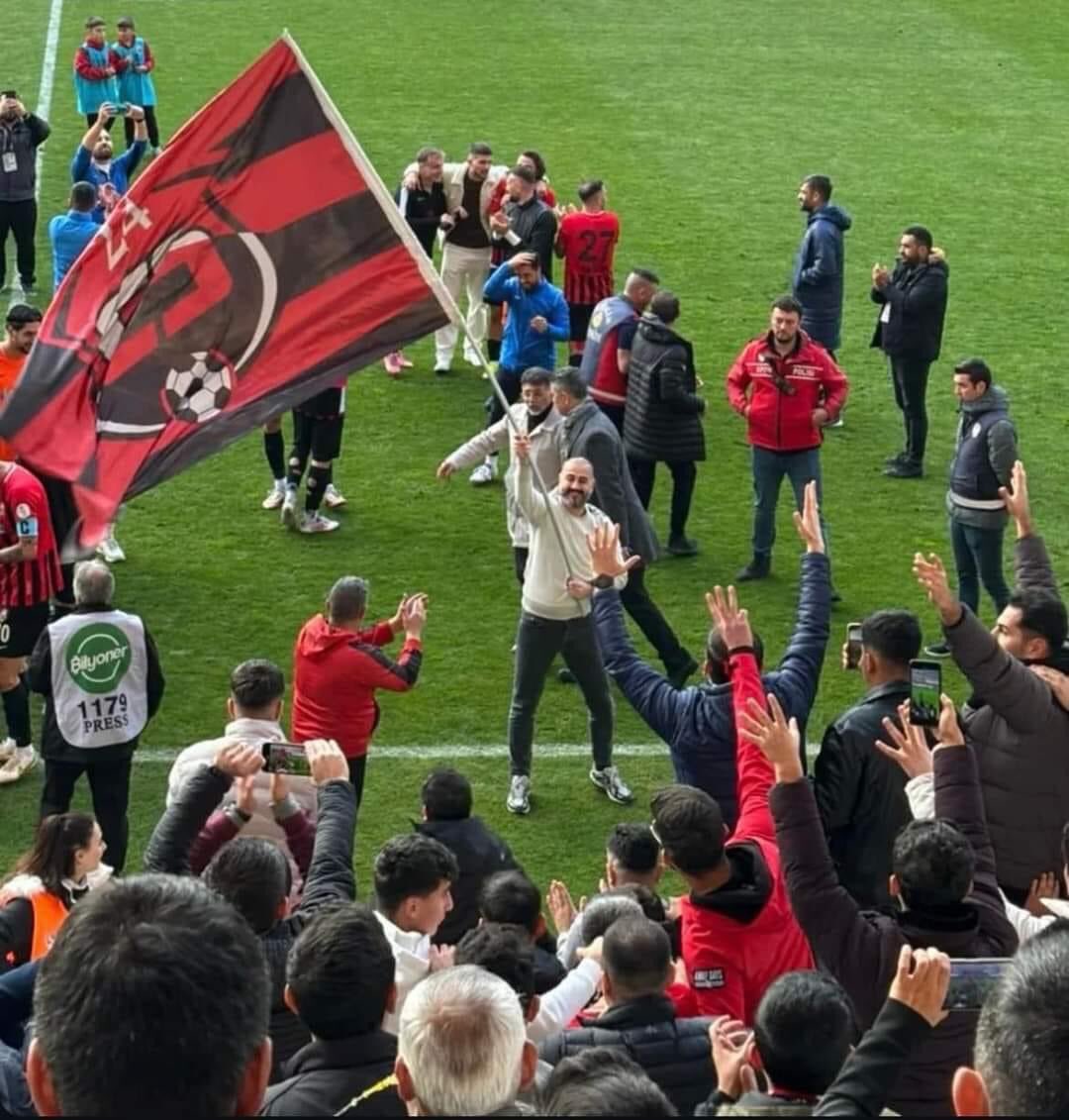 🔥 3 yöneticimiz yönetim kurulundan istifalarını açıkladılar. 

🔥Yönetim kurulu Gökhan Ünal ile yolların ayrıldığını açıkladı.

🔥Futbolcular ve taraftarlar hocamızın yanındayız mesajı yayımladı.

🔥 Takımımız 23 puanda, liderin 5 puan gerisinde. (12 maçta sadece 1 kez yenildik)