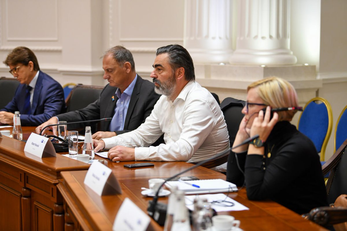 Средбата со македонско-германската комора претставува одлична можност за зајакнување на соработката помеѓу Македонија и Германија, особено во областа на економијата, инвестирањето и трговијата. 

Овој тип на состаноци овозможува размена на искуства и идеи помеѓу бизнисите од