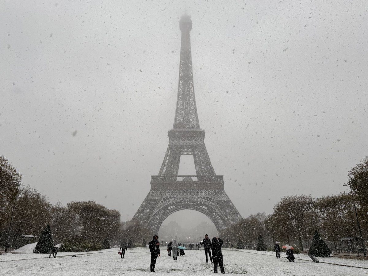 Snow in Paris today ❄️