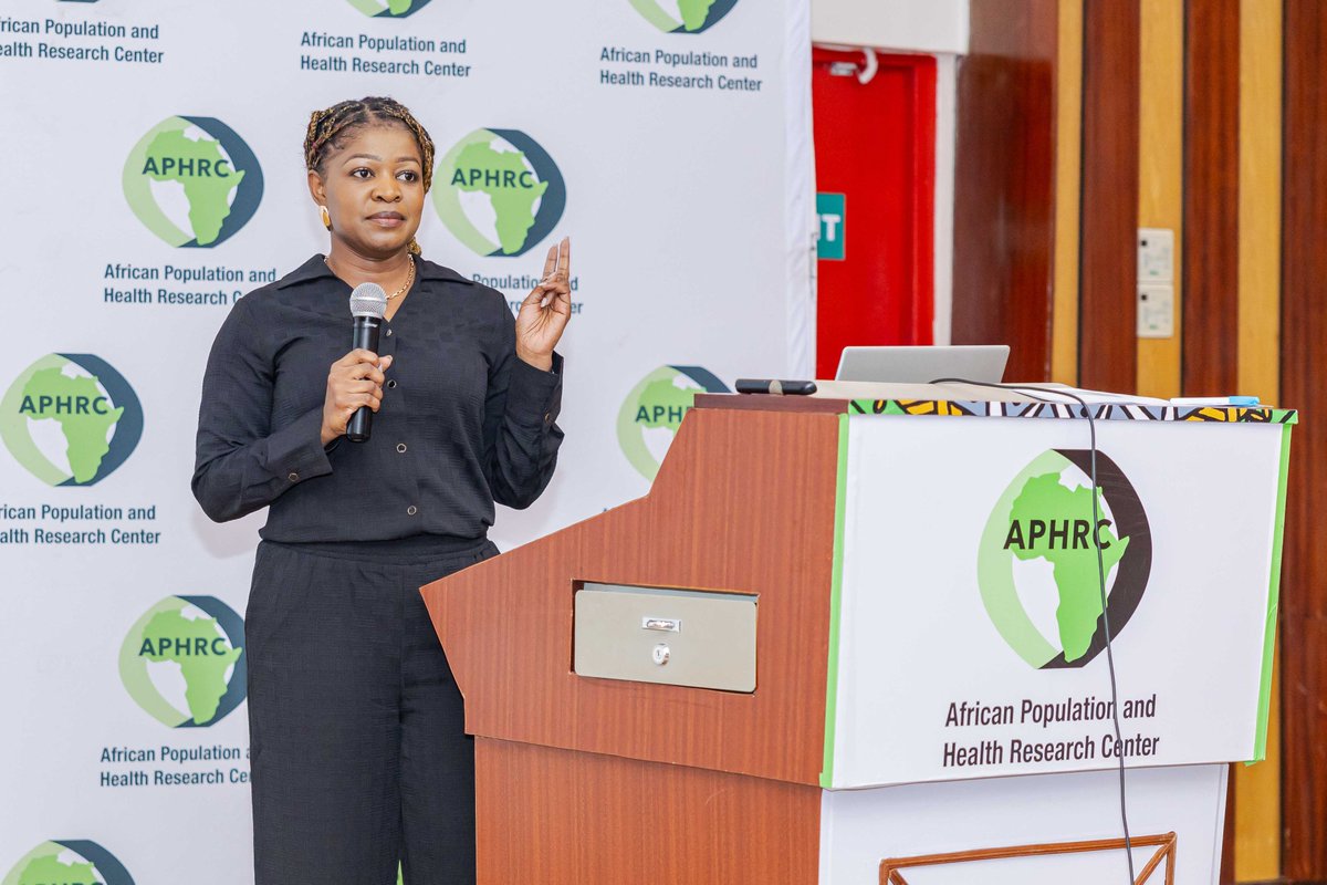 The focus now shifts to the Big Ideas Awards. This time, teams are battling it out for $50k to develop and refine ideas with potential to develop into fundable programs.
Here #Team1 's <a href="/henry_owoko/">Coward of the County</a> is doing his pitch

#WeAreAfrica
#IamAPHRC
#AHDARS
<a href="/aphrc/">APHRC</a>