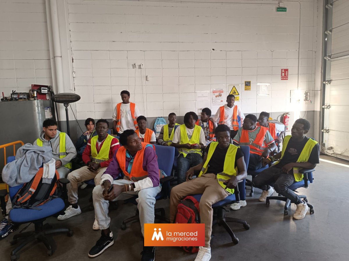 Hoy queremos compartir un logro de los jóvenes que participan en el programa de inclusión laboral: han dado un importante paso en su formación profesional al completar el curso de carretillero. 
Estas imágenes son el reflejo del trabajo en equipo y la dedicación #MigraEmpleo