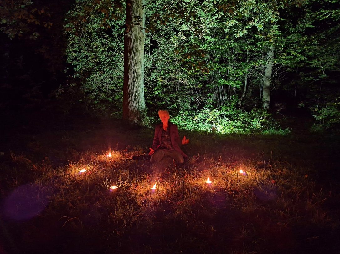 La  dernière soirée Coccyx 03 en forêt de Meudon, et de nuit, fut un moment  intense, unique. La prochaine soirée Coccyx aura lieu le 6 déc avec Laurence Vielle, Mondès, Marine Riguet et Denis Charolles  (batterie).