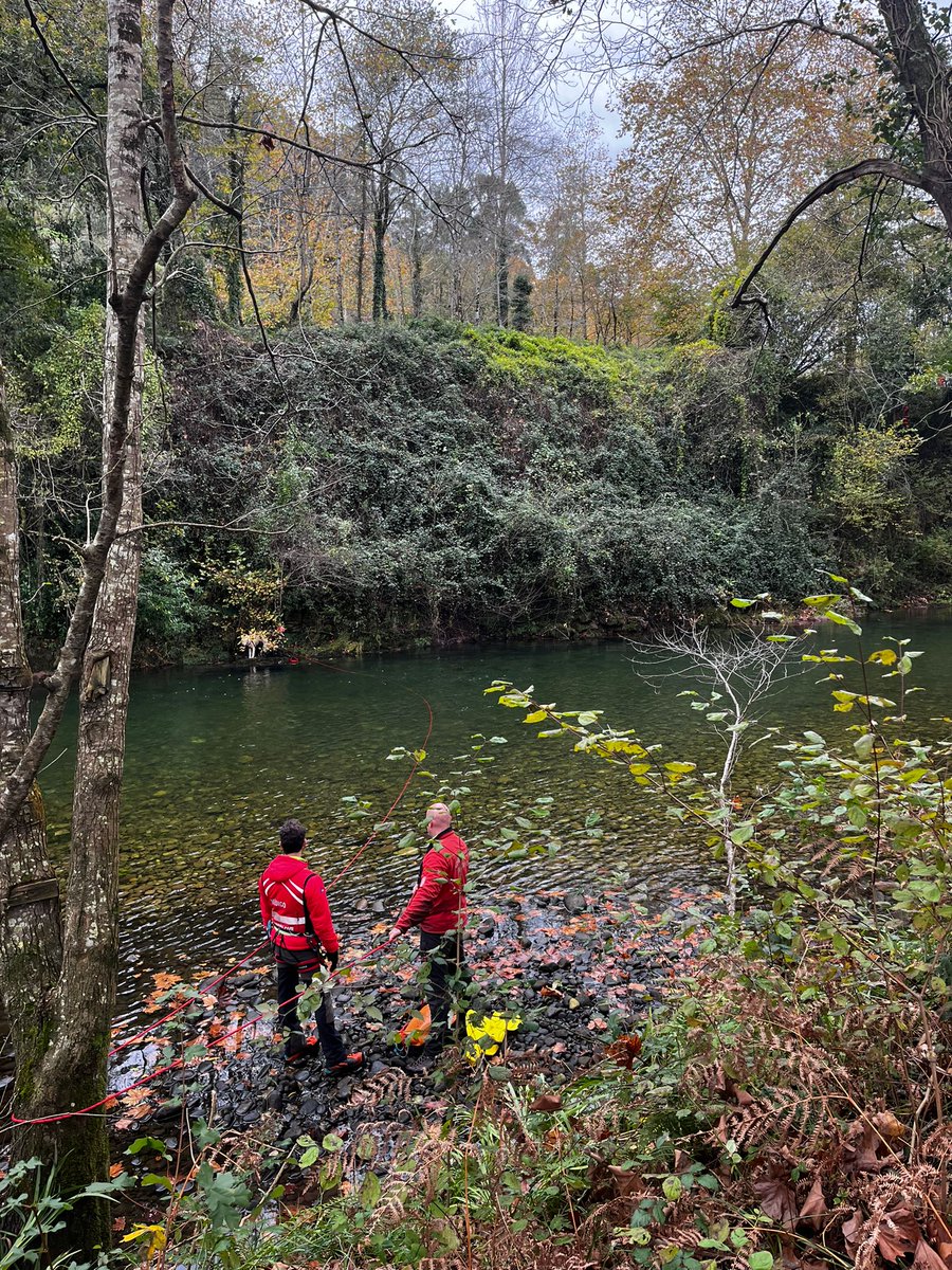 Rescate de una mujer y su perro en #PuenteViesgo. La afectada fue a recoger al animal, que se había metido en un punto del cauce del #Pas del que no podía salir, quedando también atrapada. Aprovechando un vuelo del helicóptero el equipo de rescate de <a href="/cantabriaes/">Gobierno Cantabria</a> acude a zona