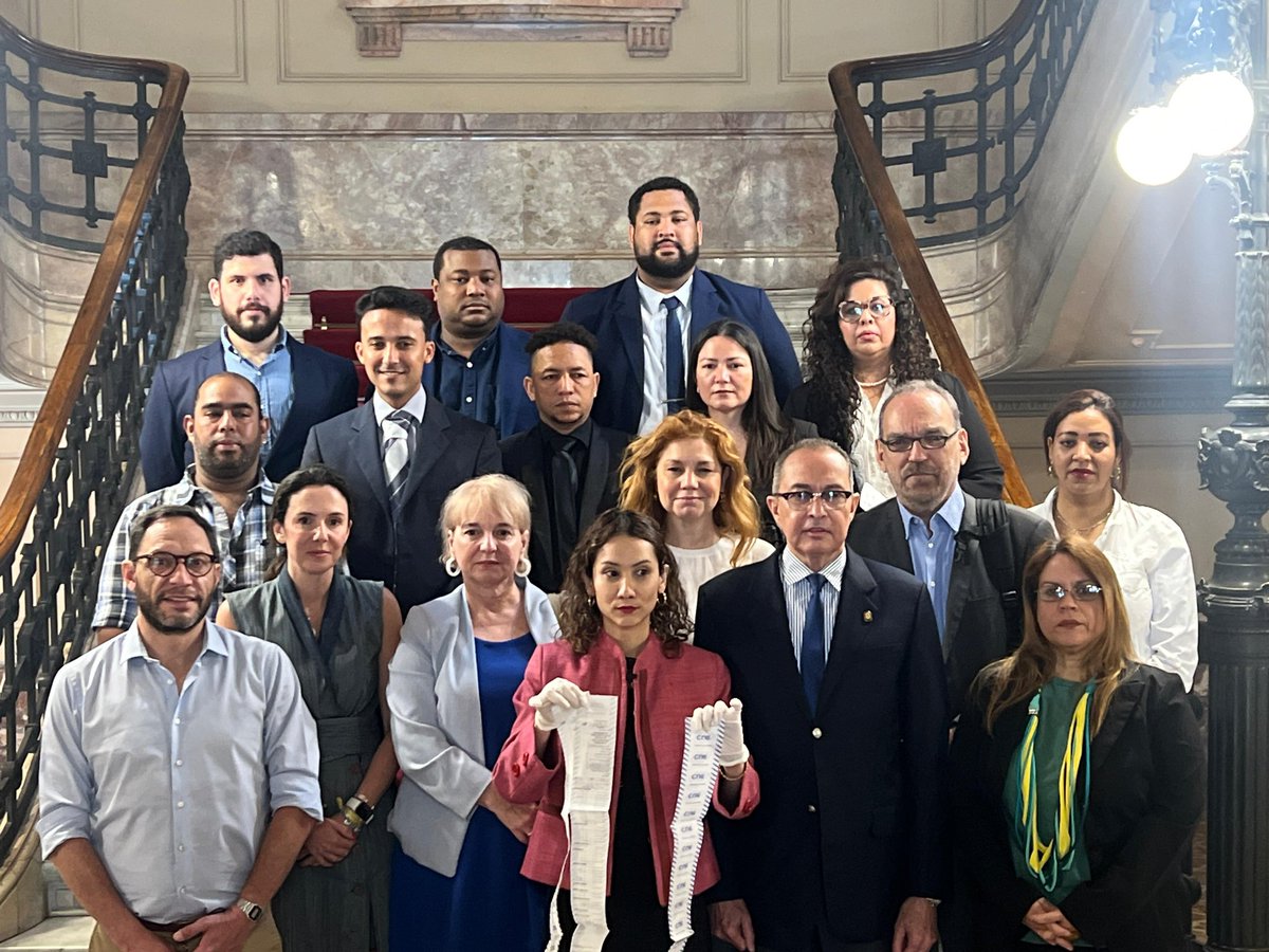 VenteVenezuela's tweet image. 💪🏻🇻🇪 ¡Las actas del triunfo llegan al Congreso de Argentina!

#Ahora | Presentación del informe técnico-electoral en el Congreso de #Argentina 🇦🇷 sobre la victoria de @EdmundoGU el 28 de julio.

#GanóVzla