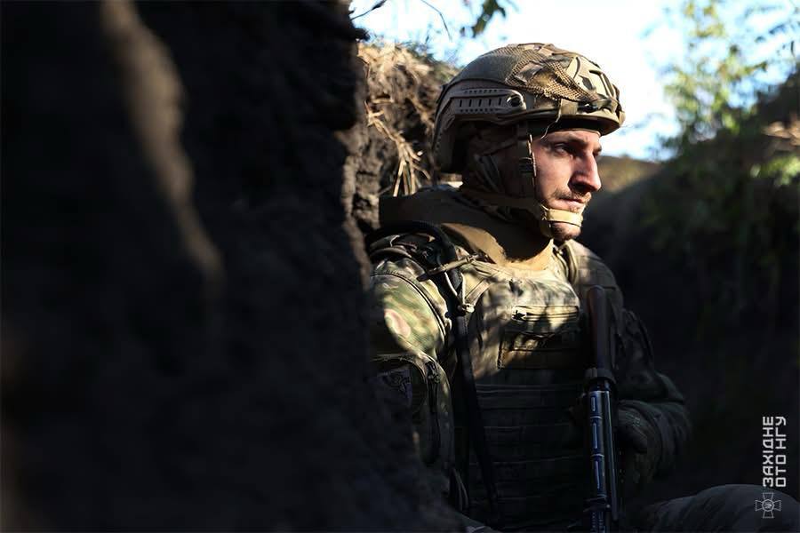 We stand strong.
We defend our freedom.
We fight for our future.
#StandWithUkraine 

📷: NGU