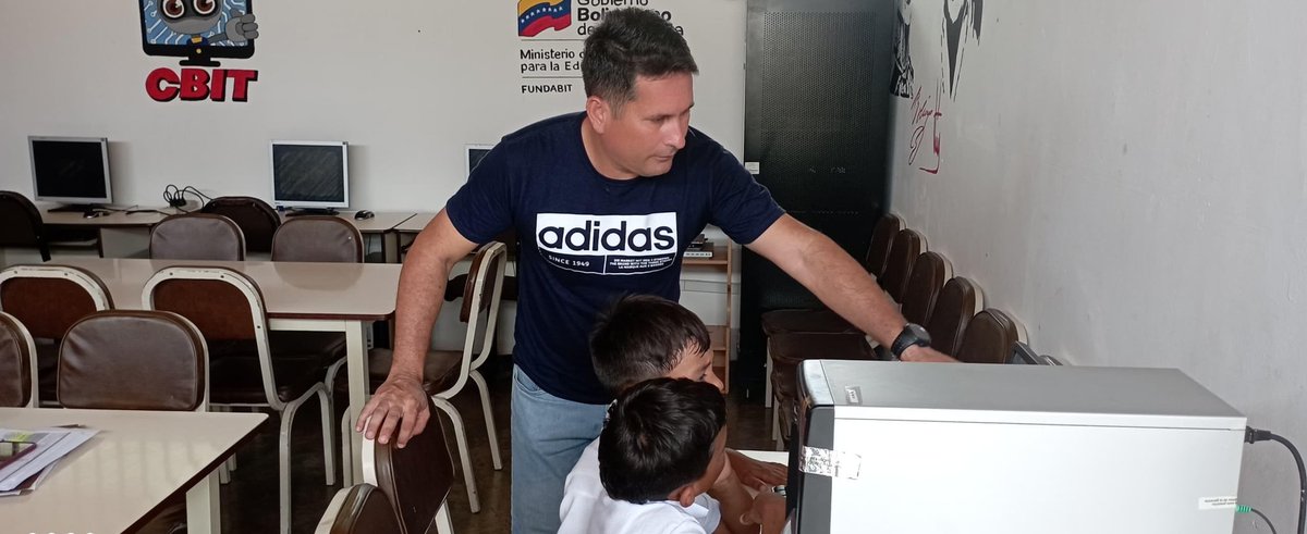 Hoy #21Nov📸| Tutores del  Cbit Carlos R Pérez  en el Mcpio #SanFdo Edo #Apure,proyectan vídeo educativo del Natalicio de Andrés Bellos con  niños de 1er grado.
#SomosFundabit
