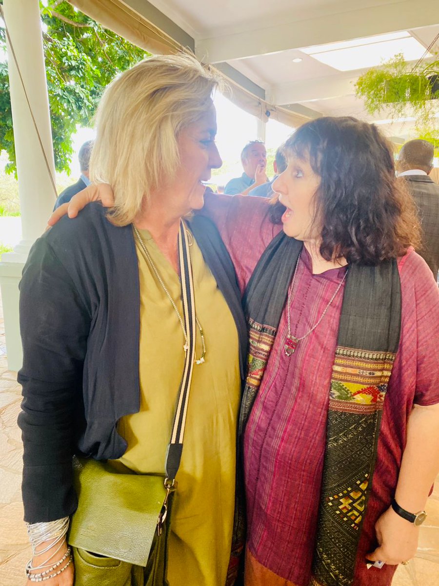 The moment I first realised at the British Ambassador's residence event last Friday that Jane Taylor and I have the amazing Holly Tucker in common: podcasts.apple.com/us/podcast/tea…

Small world! = easier to change.