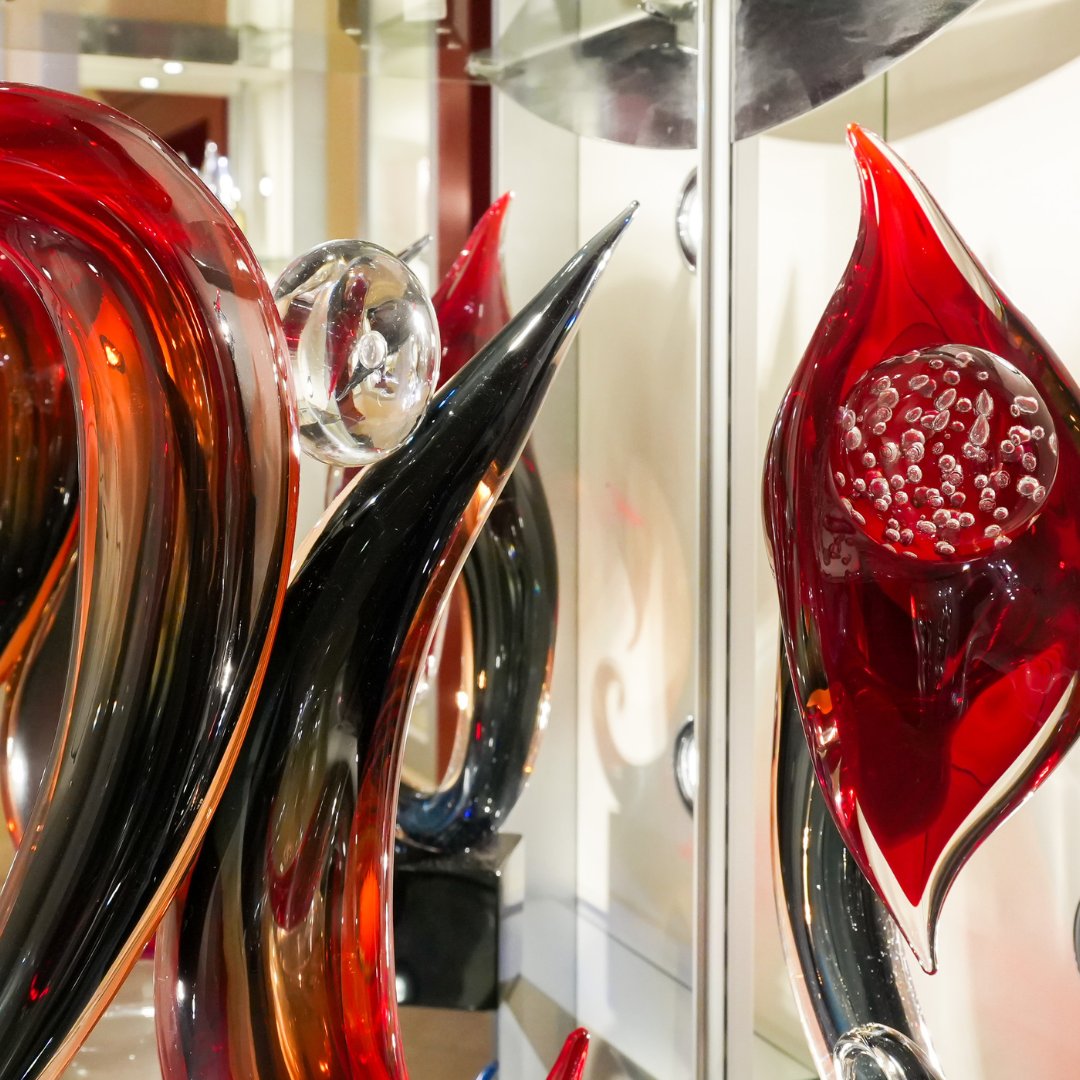 From the islands of Venice, Murano Glass represents the heart of Italian artistry, with a history spanning over 700 years. Each piece is crafted by master artisans who carefully preserve centuries-old secrets of their trade.

thetourguy.com/tours/venice/m…