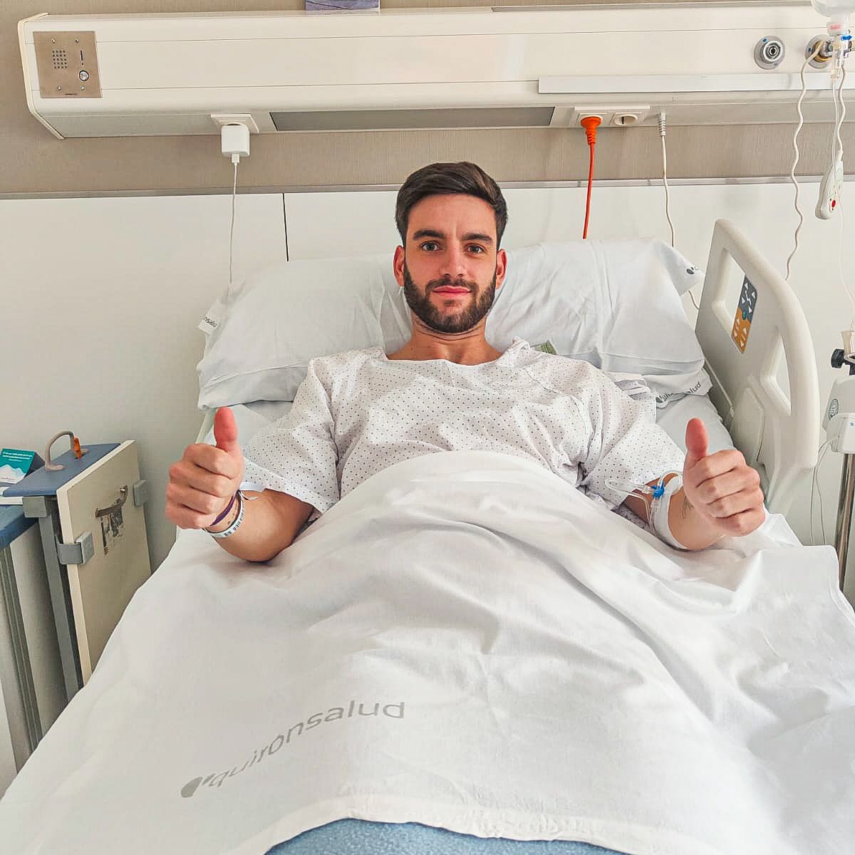 ℹ️ Rafa Casillas ya ha salido de la operación en el Hospital Quirón Sagrado Corazón de Sevilla. 🏥

👨‍⚕️Dr. Daniel Cansino

​💪🏻 Un paso más hacia su regreso a los terrenos de juego. Tu fuerza inspira a todo el equipo, Rafa. 🙌

¡Te esperamos más fuerte que nunca! ❤️🖤

#FuerzaRafa