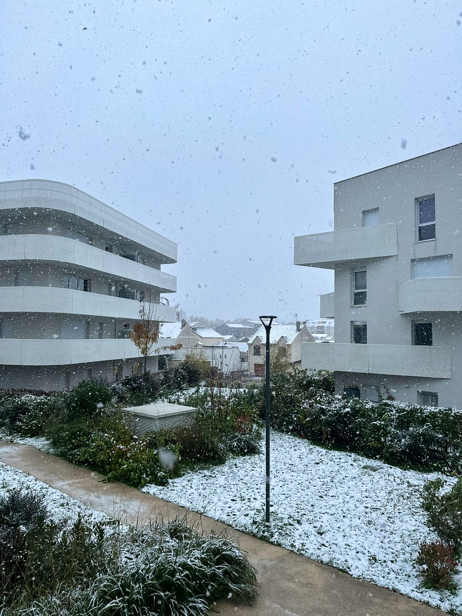 First snow of the season in Paris ❄️