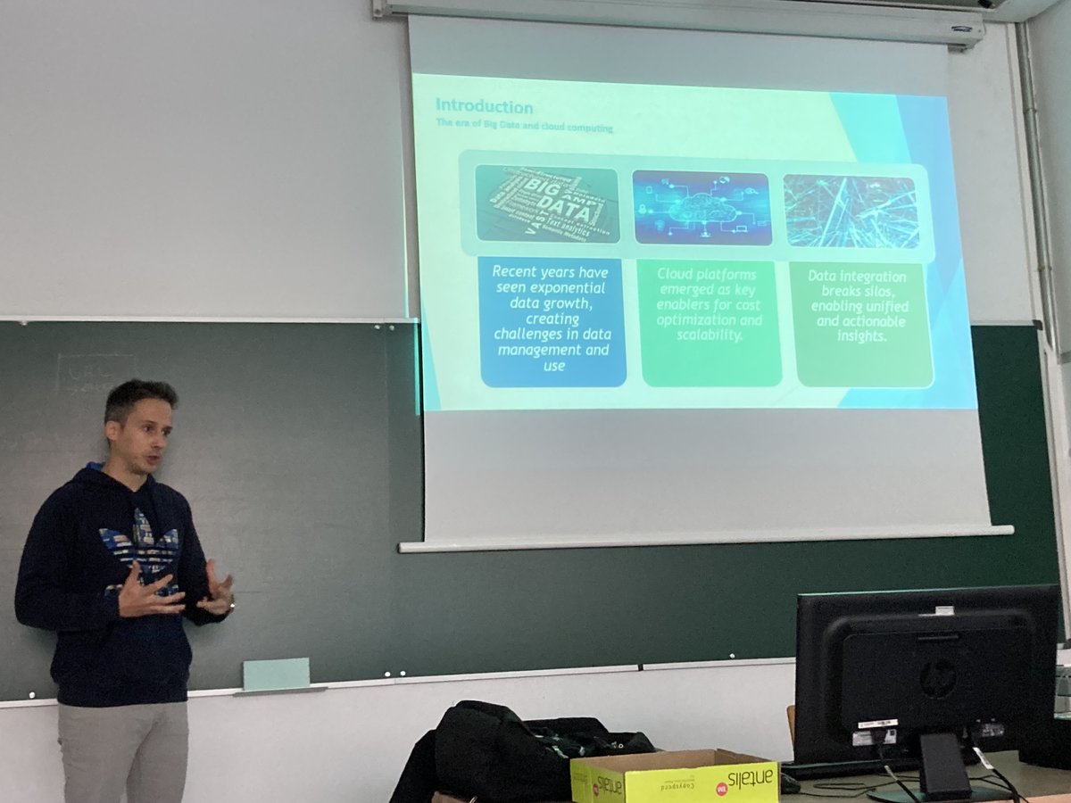 Sergio Campos (<a href="/esecamposc/">Sergio Campos</a>), de Adidas, impartiendo una interesante charla Expertia sobre arquitecturas de proyectos de datos en <a href="/EINAunizar/">EINA Unizar</a>. La ingeniería de datos es base clave y requerida para los proyectos de análisis de datos e IA. #sinIngDatosNoHayIAsostenible