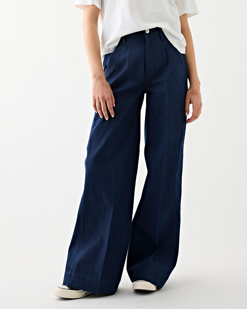 The Tenue. Luke &amp; Bella Indigo Denim Chinos are the perfect blend of rugged denim and a smart, tailored look—ideal for the festive season! Last sizes remaining, so don’t miss out. Shop now: bit.ly/3CCnfwh