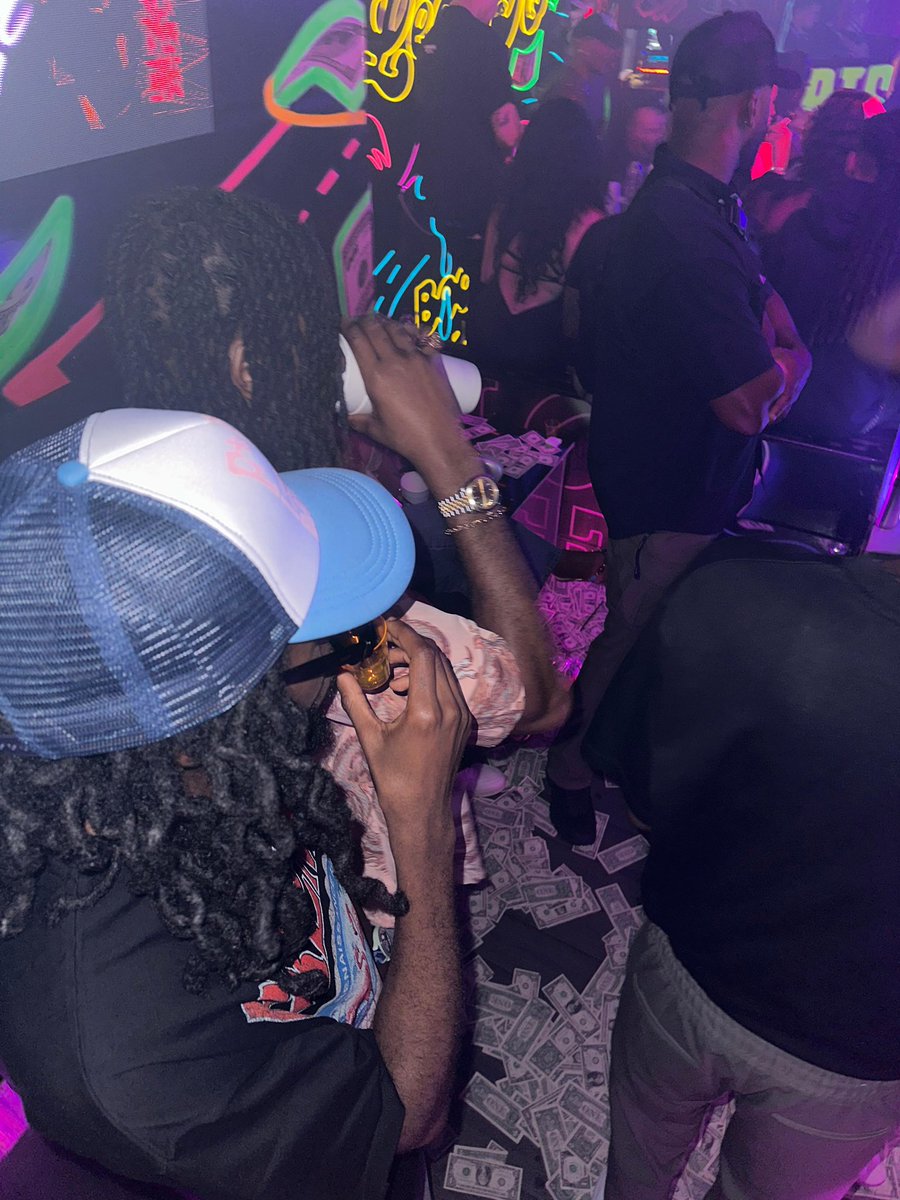 TomND0's tweet image. Was in Miami for Knucks’ Bday, Saw Adrien Broner standing Dolo with 4 jawns outside the Clurb, Bumped into him again in Booby Trap &amp;amp; bro said let’s take some shots, showed mad love🇬🇧🇺🇸🥊 🐐#TheProblem