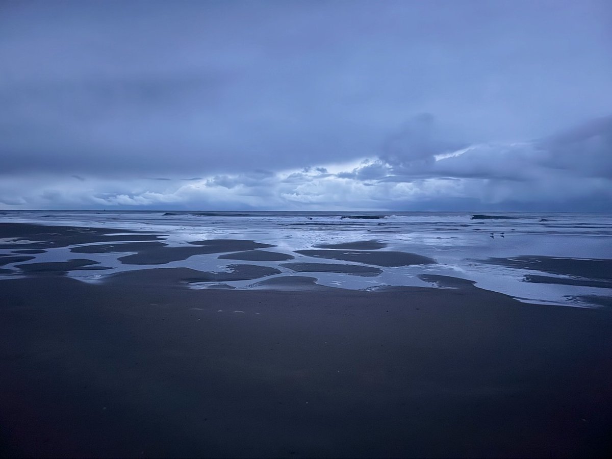 De avondlucht hing zwaar boven het verlaten strand, slechts onderbroken door het ritme van mijn stappen. Een loop over Vlieland, waar de tijd lijkt stil te staan en de zee fluistert dat alles goed komt. 🌊
#Vlieland #Strandloop #AdemVanDeNatuur #Hardlope… instagr.am/p/DCo7rEINTdn/