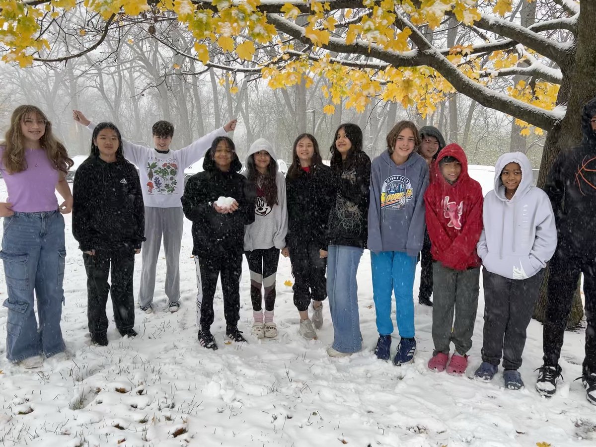 kiddiekatz's tweet photo. Sadiya’s first snow! #inspire70 https://t.co/LAtJCg3cQo