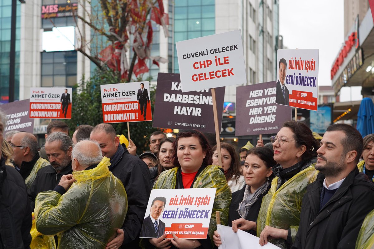 chpgncesenyurt's tweet photo. Yağmur, çamur, kar, kış demeden gasp edilen irademizi geri kazanana kadar direnişimiz yılmadan, sıkılmadan devam edecek.

#sahipcıkıyoruz
#heryeresenyurtheryerdireniş 
#ahmetözeryalnızdeğildir https://t.co/LVIu5Gsi2Y