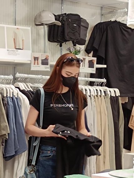 malowyves's tweet photo. “wives at work, wanna go shopping?” https://t.co/IrAJfzDb8F