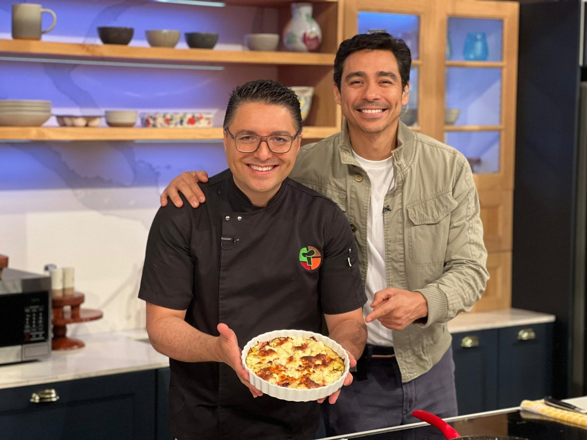 ¡Una delicia 🤩! Cada vez que nos visita el chef <a href="/Merlingessen/">Merlin Gessen</a> en la cocina de #PortadasAlDía 🧡 hace magia con sus preparaciones 💫 El protagonista del día fue el ajoporro, con el que preparáramos un rico graten y un dip con ricota 🙌🏼 Dale 🔄 si lo intentarías en casa 🏡