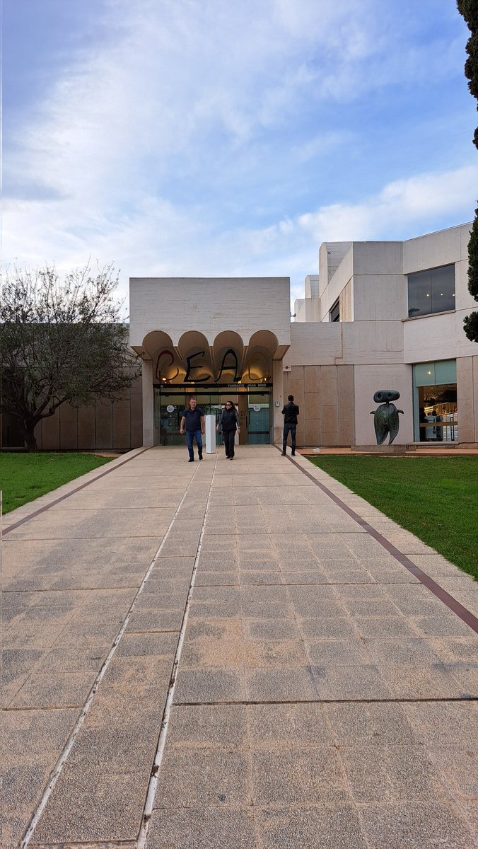 SocialCultura's tweet photo. Hoy toca disfrutaren la @fundaciomiro de la exposición #MiróMatisse de la mano de una de las comisarias de la muestra.
Se pretende trazar un diálogo con influencia entre los dos artistas y un objetivo común: ir más allá de la pintura tradicional. https://t.co/NNIg1azxl8