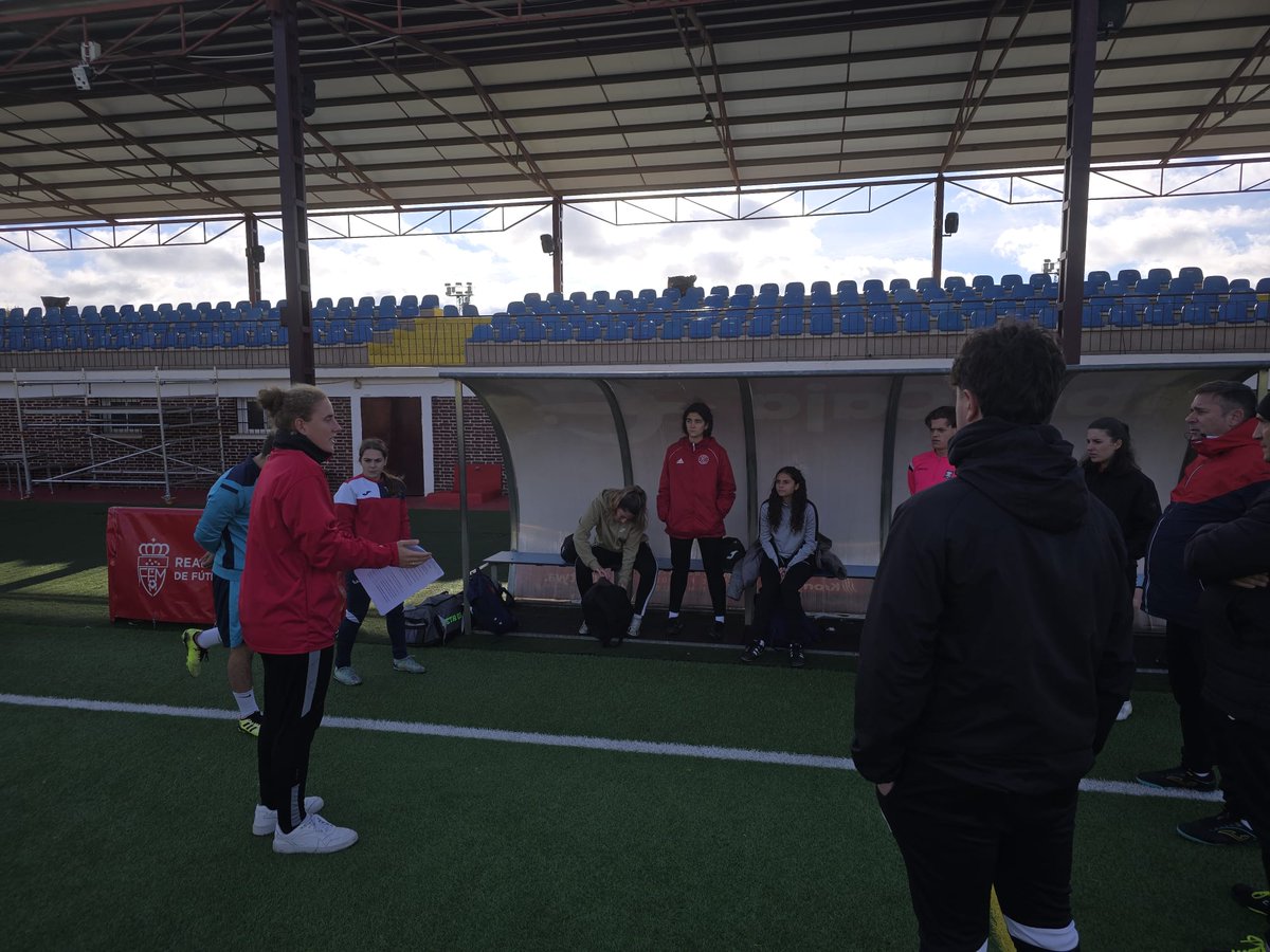 Prueba práctica final para los alumnos del curso UEFA C de Octubre dirigida por el director de la Escuela de Entrenadores, <a href="/serranonino/">miguel angel serrano</a>, junto a los profesores @Nekane129, <a href="/Suso11JESUS/">Jesus Suarez</a> y <a href="/pumapar66/">José Luis Rodríguez</a>.