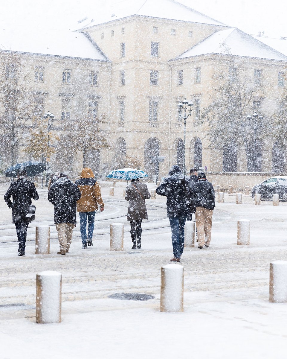 Orléans s’est parée de son plus beau manteau blanc aujourd’hui ! ❄️

La météo nous a gratifié de magnifiques images de la cité ligérienne recouverte de neige tout à long de la journée ! 🥰 

Quoi de mieux à une semaine de l’ouverture du marché de Noël ? 🎅 

📸 <a href="/multyde/">Multyde</a>