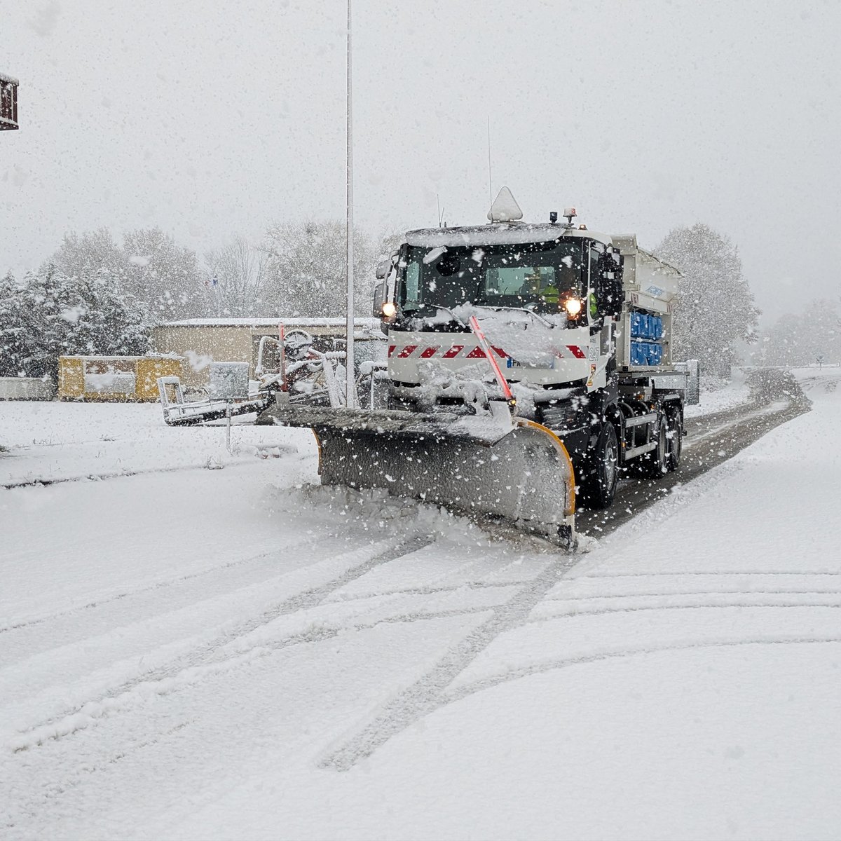 sanef_1077's tweet photo. #InfoTrafic : Vigilance Orange Neige Verglas ❄️ 
Conditions de circulation difficiles sur plusieurs autoroutes de @sanef_groupe Restez à notre écoute et informez-vous avant de prendre la route 👉 https://t.co/6WW7SDZGQD https://t.co/xmw3LrWOiG