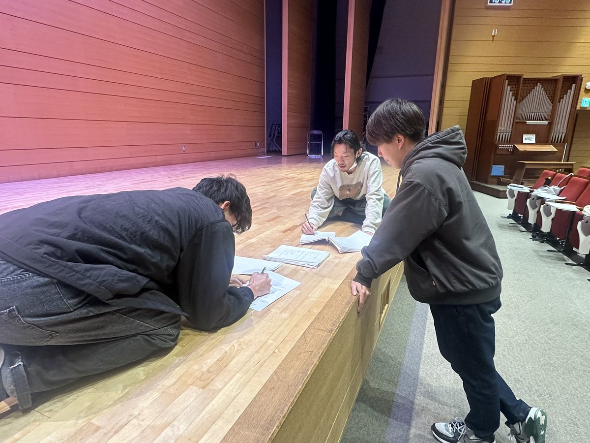 shake1948's tweet photo. #関東学院大学
お久しぶりです！
11月も後半に差し掛かり、
肌寒くなってきましたね..!!🥶
(暖かくしてお過ごし下さいね🍵)

私たちはというと12月の
本公演が近づき、日々
稽古に打ち込んでいます!!!

そんなある日の稽古風景に
なります!! https://t.co/zePzlVY9gv