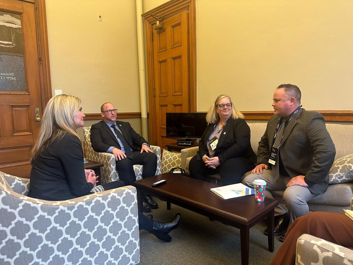 JillDunlop1's tweet image. It’s always a pleasure to welcome the @PoliceAssocON team to Queen’s Park!

Together, we share a commitment to making our communities - including schools - safe and supportive environments for everyone. Thank you to Ontario's Police Officers for your unwavering dedication to…