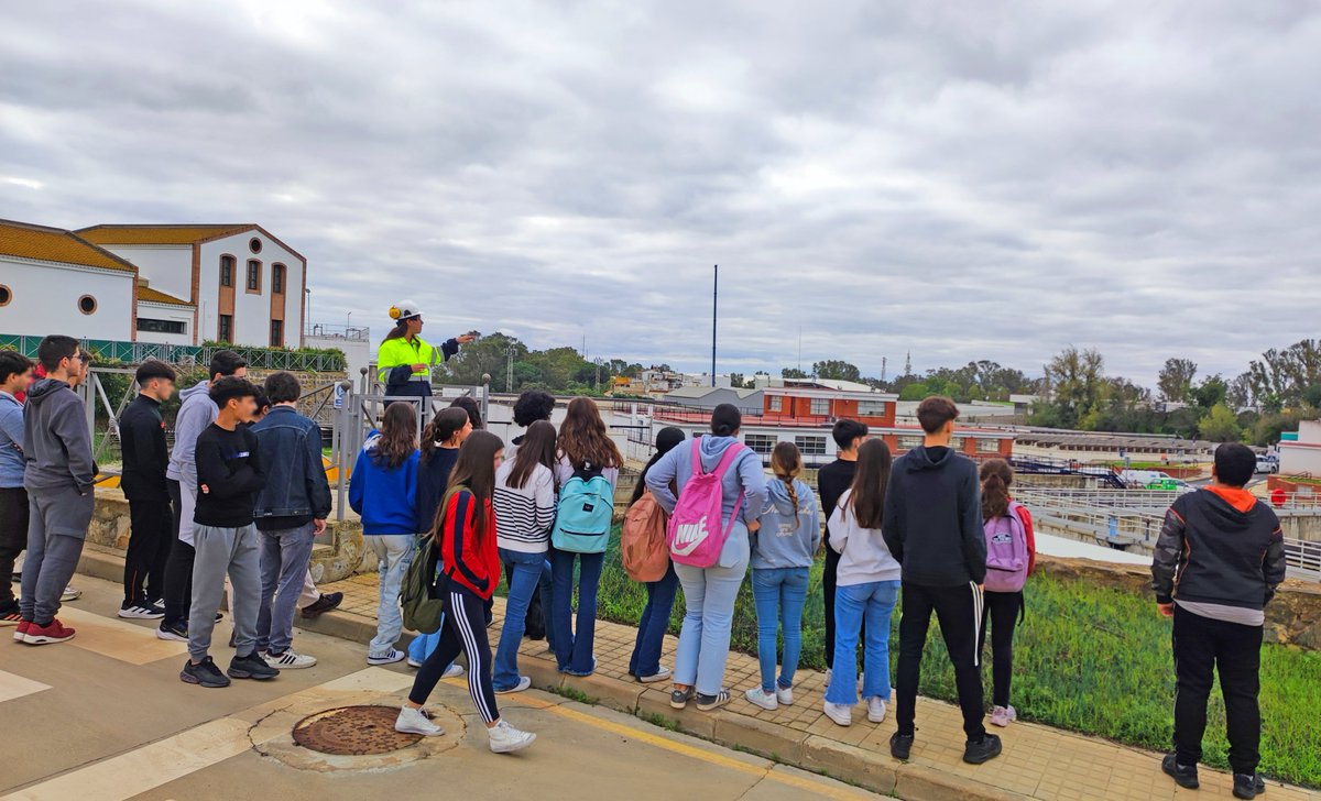 Hoy han visitado nuestra ETAP 35 alumnos del <a href="/ies_dgq/">IES Diego de Guzmán</a>, donde han conocido de la mano de nuestra directora de sostenibilidad <a href="/nmoyasan/">Natividad Moya</a> y la responsable de la planta <a href="/Lorena7GA/">Lorena González</a>, los rigurosos procesos de potabilización a los que se somete el agua de nuestra ciudad.